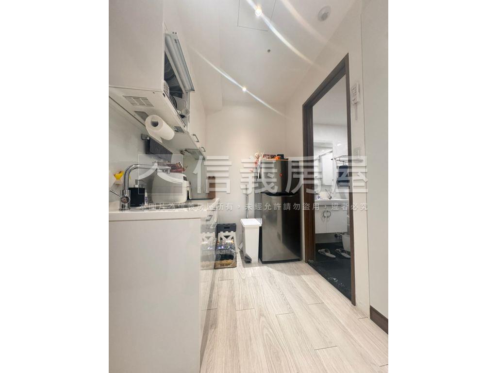 朝南面學校美裝潢兩房平車房屋室內格局與周邊環境