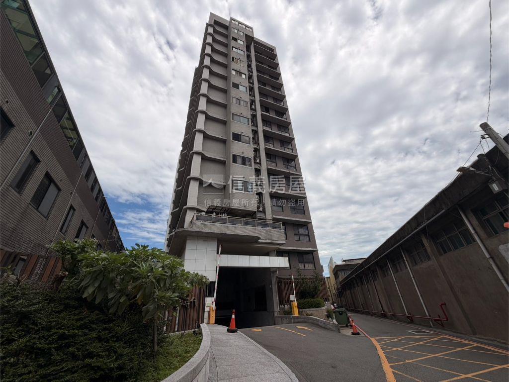 夢時代景觀三房車位房屋室內格局與周邊環境