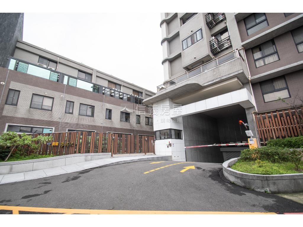 夢時代景觀三房車位房屋室內格局與周邊環境