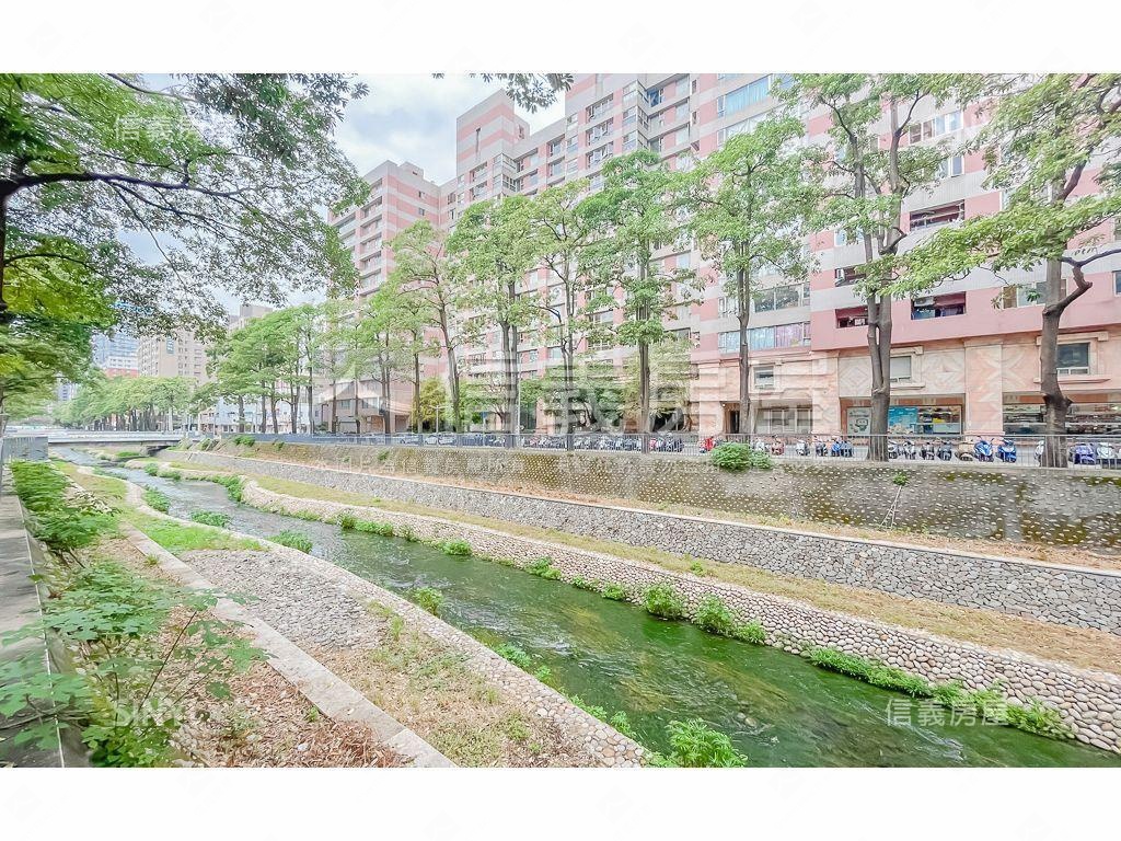 逢甲角間吃市店面房屋室內格局與周邊環境