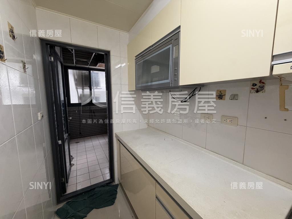 近九德捷運站稀有釋出Ｂ房屋室內格局與周邊環境