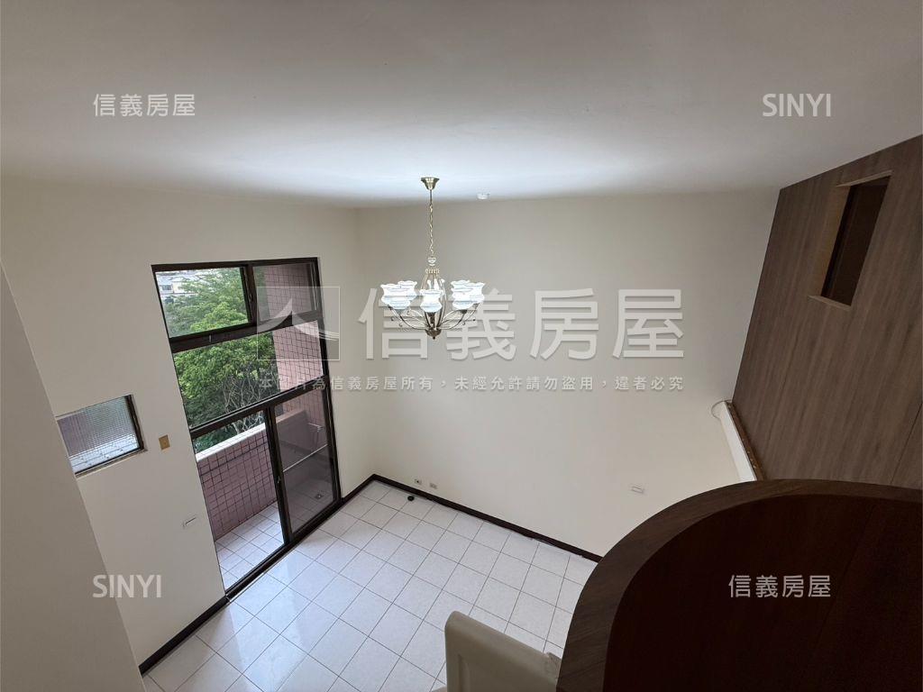 世界大同挑高華廈有車位房屋室內格局與周邊環境