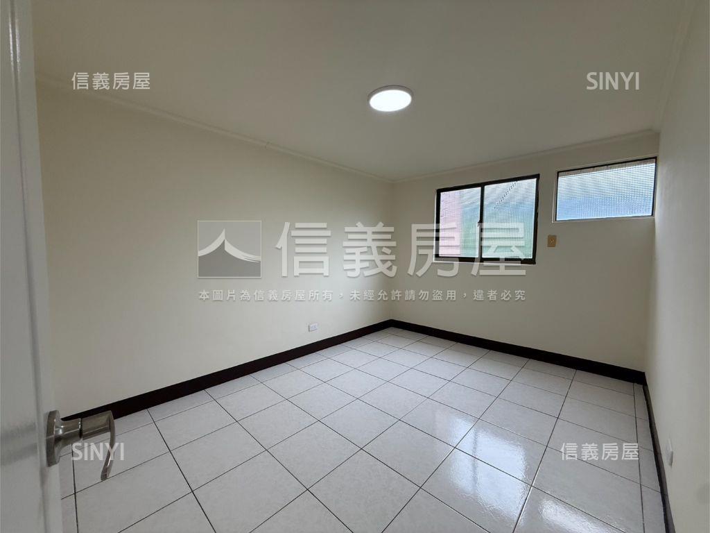 世界大同挑高華廈有車位房屋室內格局與周邊環境