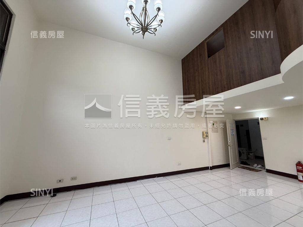 世界大同挑高華廈有車位房屋室內格局與周邊環境