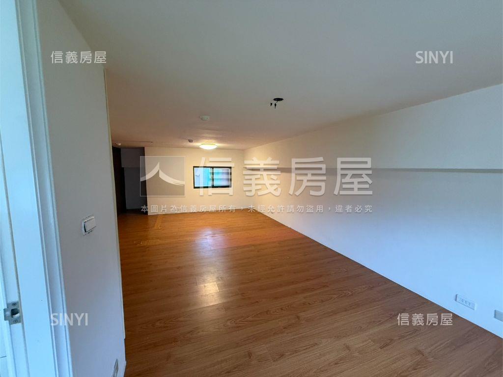 世界大同挑高華廈有車位房屋室內格局與周邊環境
