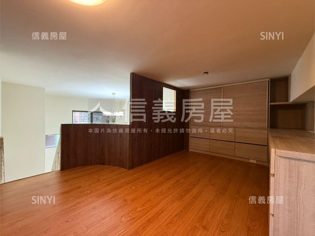 世界大同挑高華廈有車位房屋室內格局與周邊環境