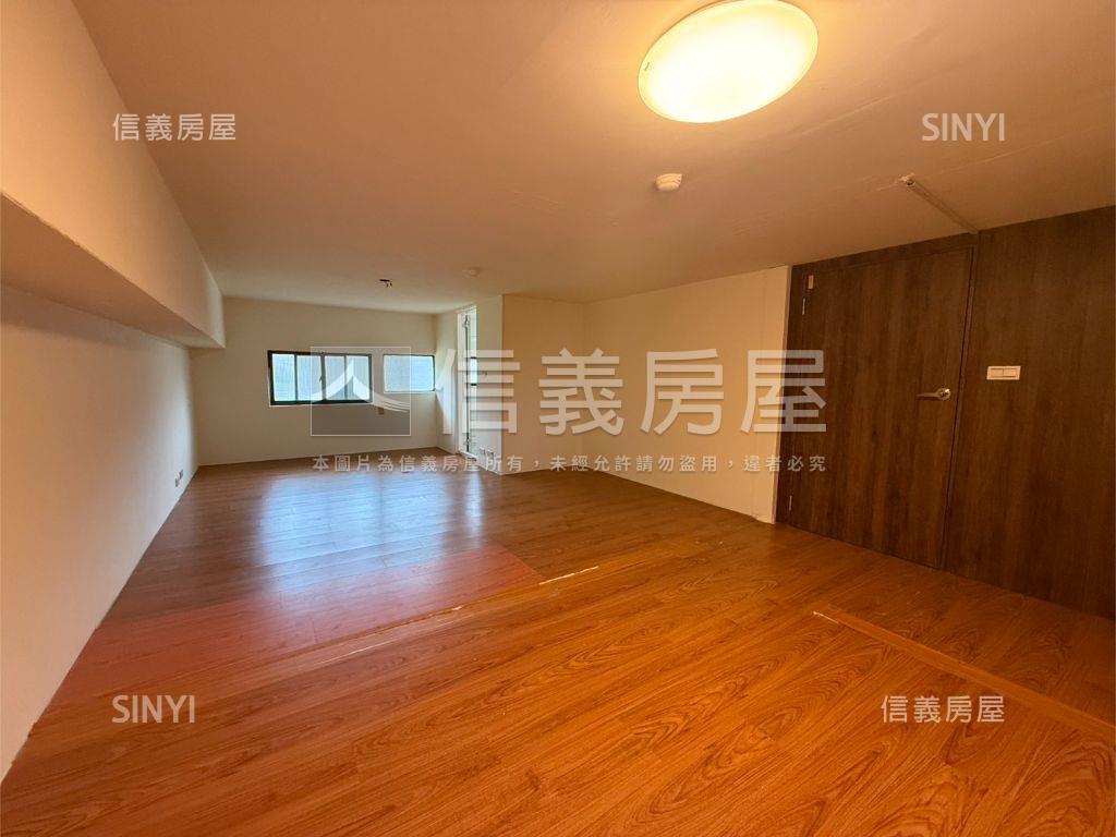 世界大同挑高華廈有車位房屋室內格局與周邊環境