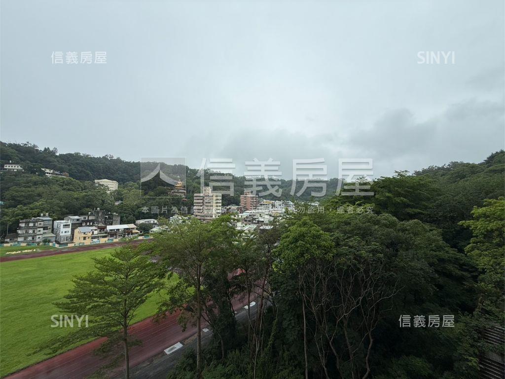 世界大同挑高華廈有車位房屋室內格局與周邊環境