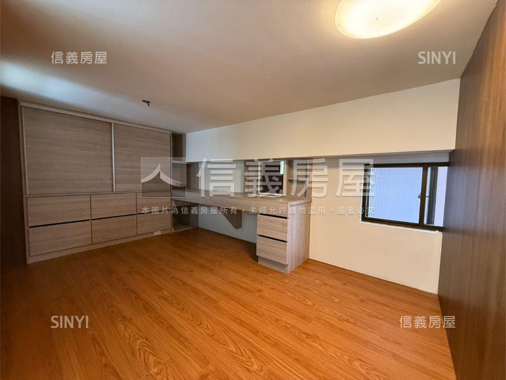 世界大同挑高華廈有車位房屋室內格局與周邊環境
