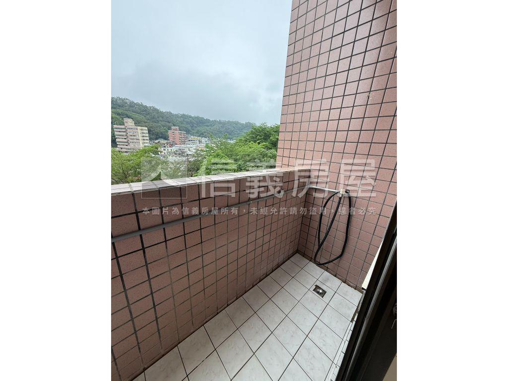 世界大同挑高華廈有車位房屋室內格局與周邊環境