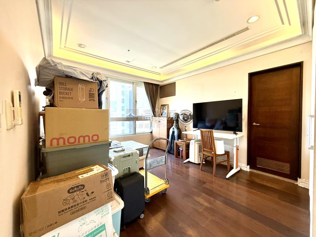 專任長虹山景９樓雙坡平房屋室內格局與周邊環境