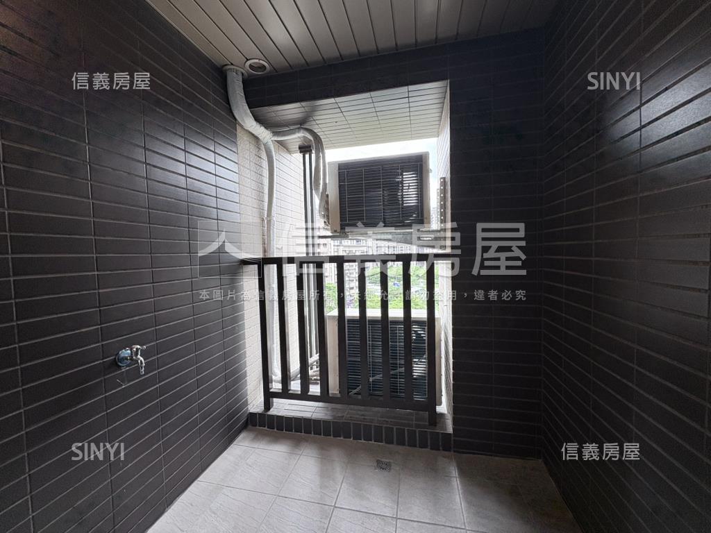 輕裝世界花園三房車位房屋室內格局與周邊環境