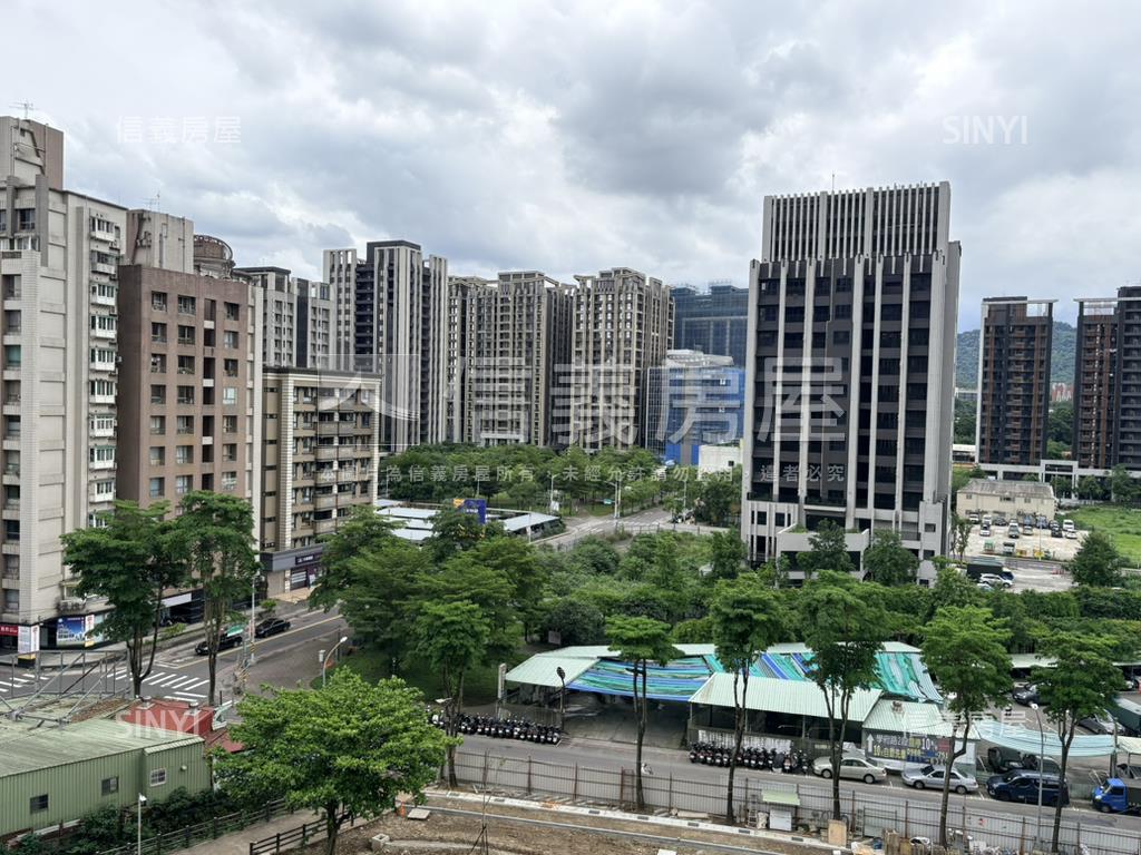 輕裝世界花園三房車位房屋室內格局與周邊環境