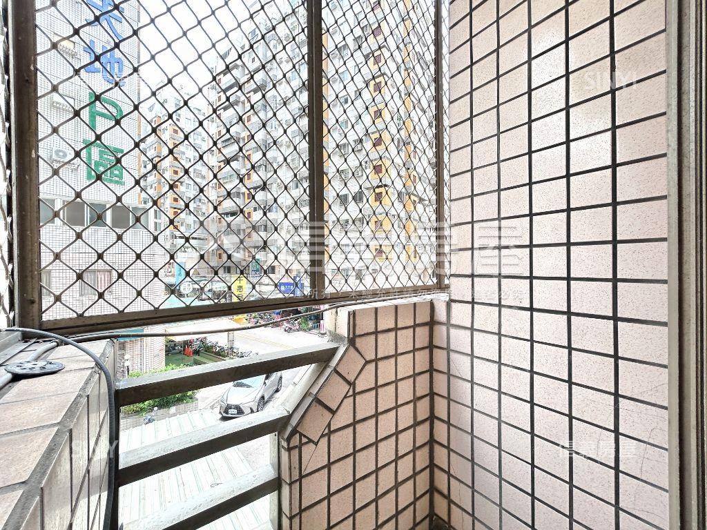 近臺灣大道優質角店房屋室內格局與周邊環境
