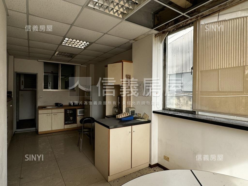 友愛面寬精品店房屋室內格局與周邊環境