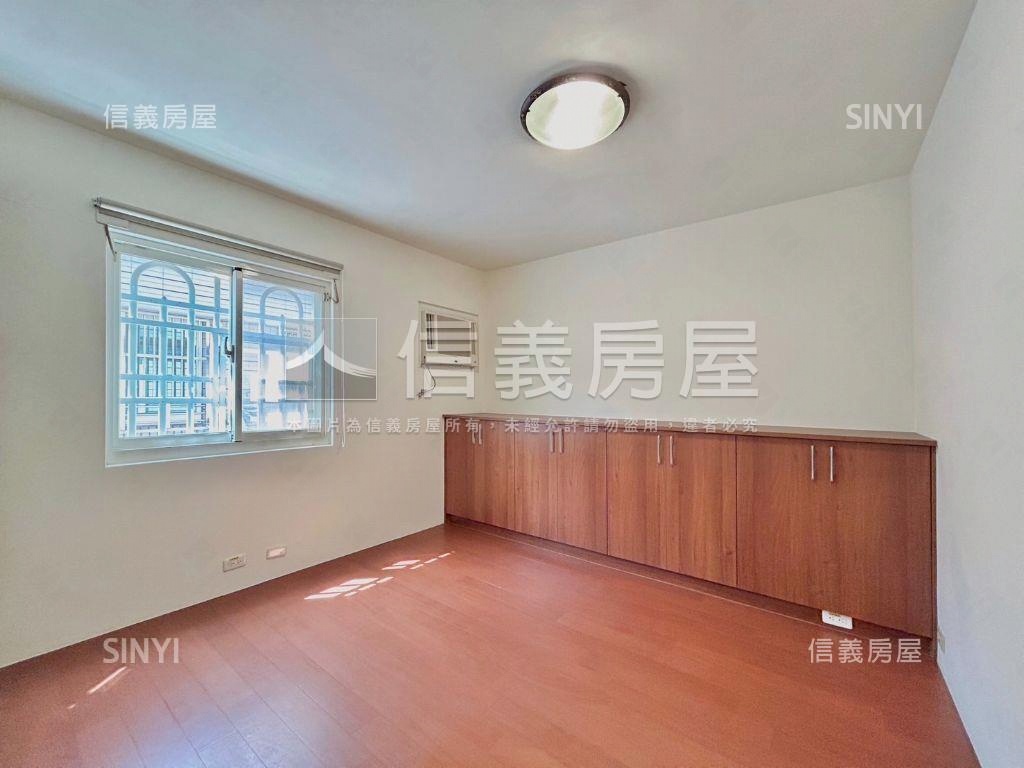 專任皇昱綠尊大車庫別墅房屋室內格局與周邊環境