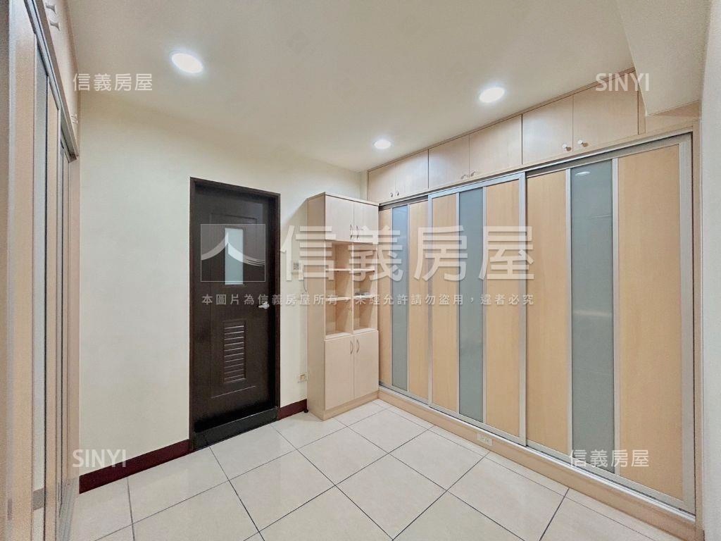 專任皇昱綠尊大車庫別墅房屋室內格局與周邊環境
