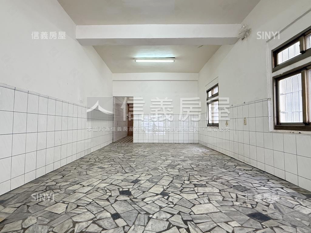 小港正路邊間採光透天房屋室內格局與周邊環境