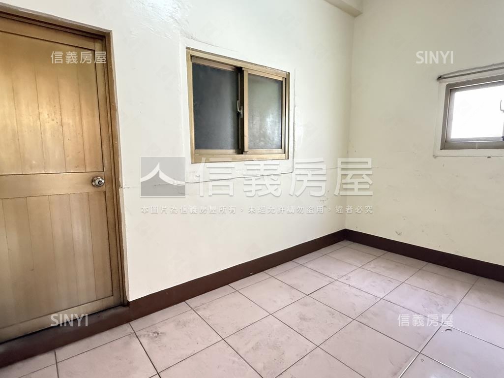小港正路邊間採光透天房屋室內格局與周邊環境