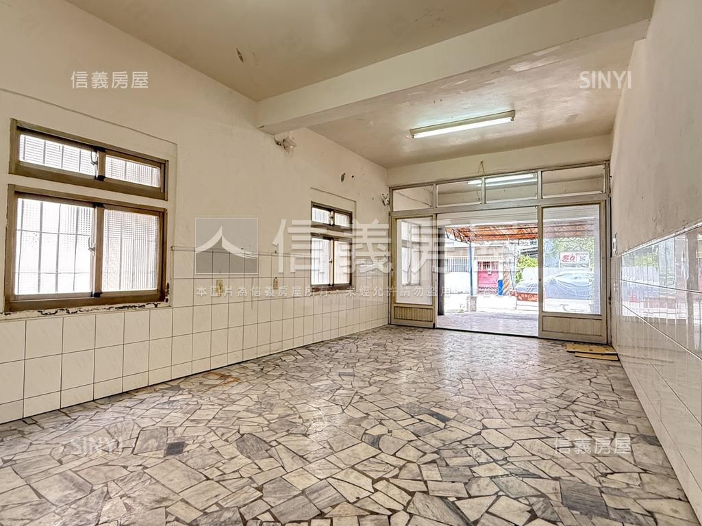 小港正路邊間採光透天房屋室內格局與周邊環境