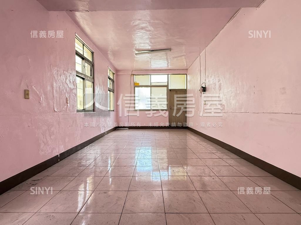 小港正路邊間採光透天房屋室內格局與周邊環境