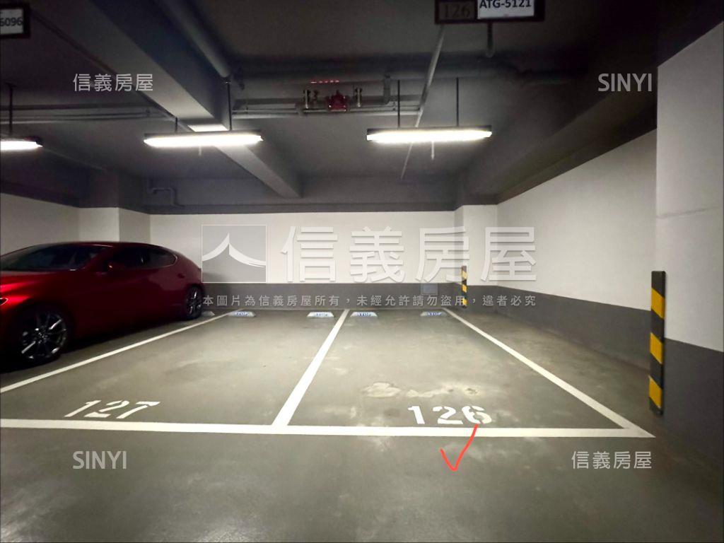 三輝歌劇苑帝王頂樓三房車房屋室內格局與周邊環境