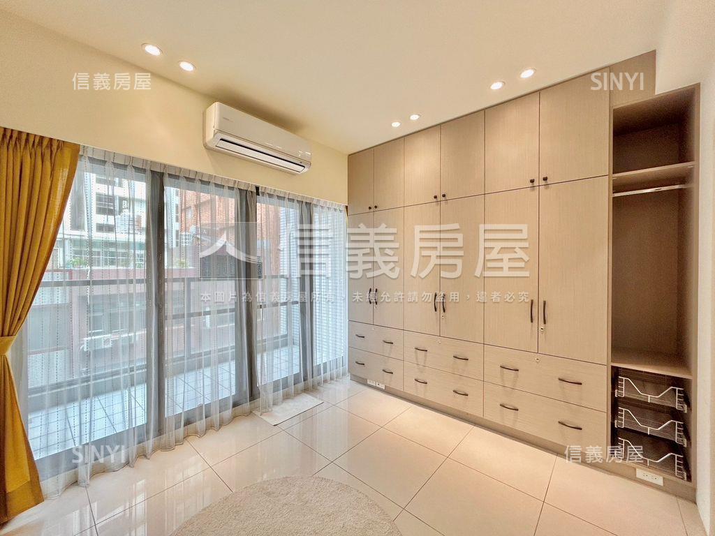 來看這間三民逸品溫馨平車房屋室內格局與周邊環境