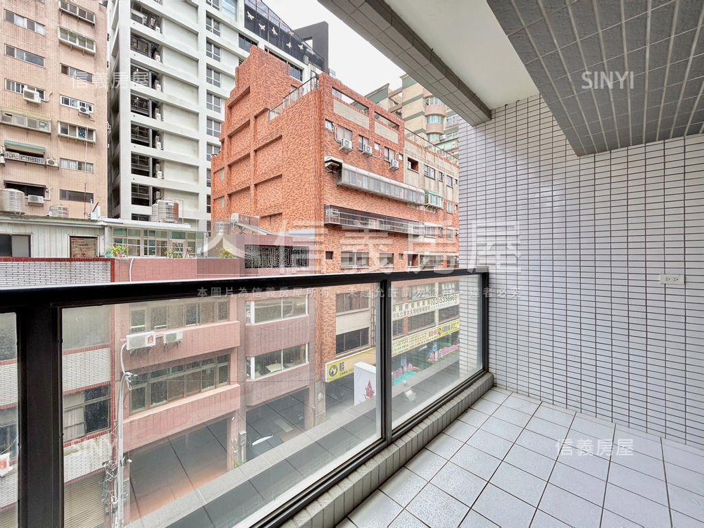 來看這間三民逸品溫馨平車房屋室內格局與周邊環境