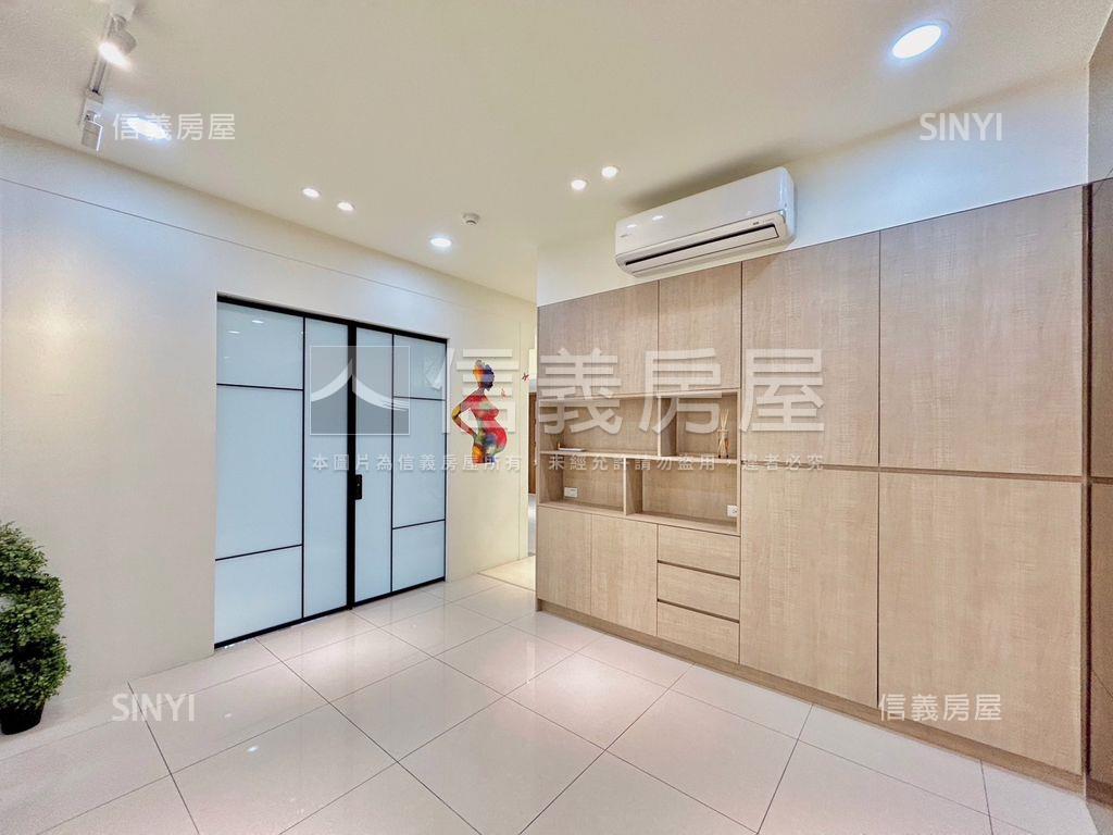 來看這間三民逸品溫馨平車房屋室內格局與周邊環境