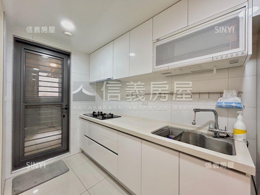 來看這間三民逸品溫馨平車房屋室內格局與周邊環境