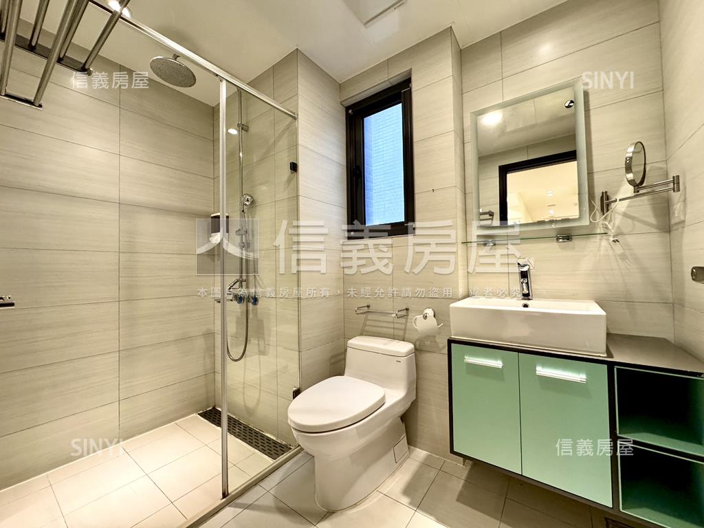 來看這間三民逸品溫馨平車房屋室內格局與周邊環境