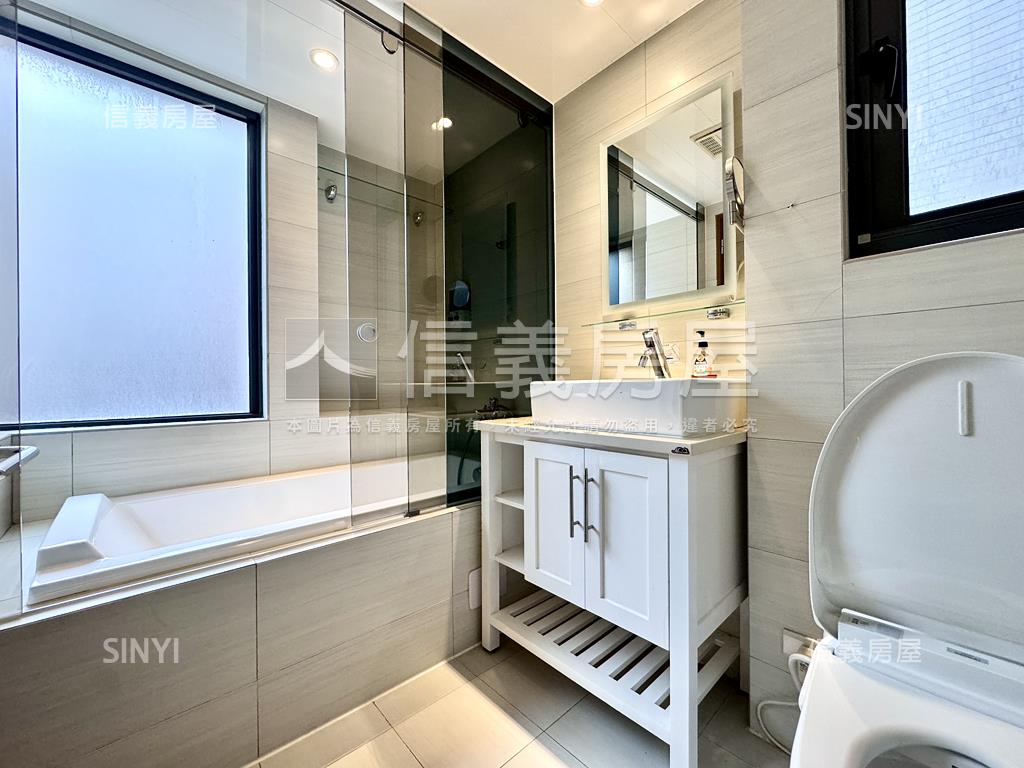 來看這間三民逸品溫馨平車房屋室內格局與周邊環境