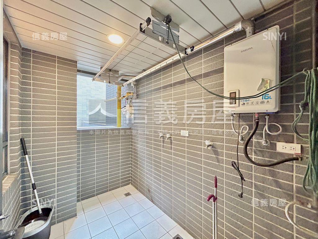 來看這間三民逸品溫馨平車房屋室內格局與周邊環境