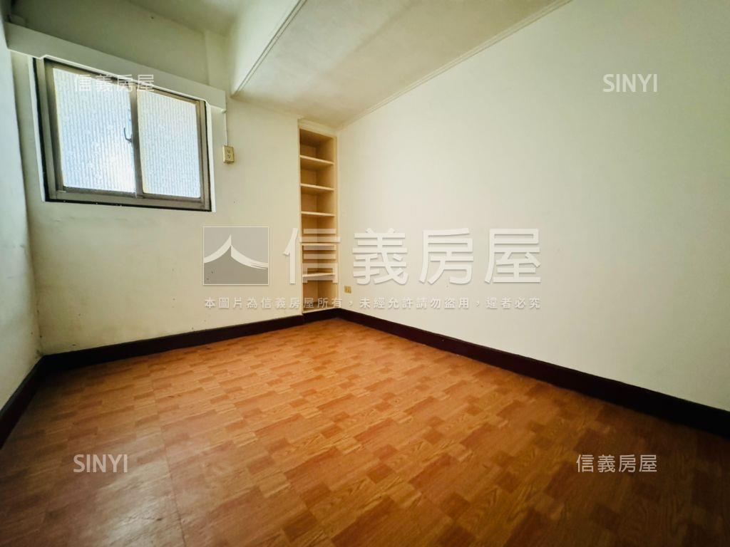 捷運百貨商圈低總電梯３房房屋室內格局與周邊環境