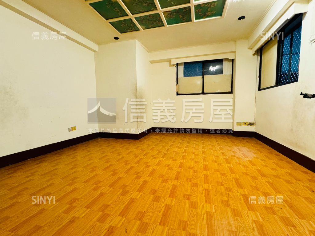 捷運百貨商圈低總電梯３房房屋室內格局與周邊環境