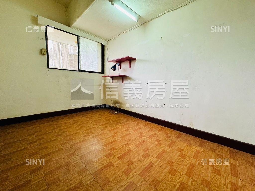 捷運百貨商圈低總電梯３房房屋室內格局與周邊環境