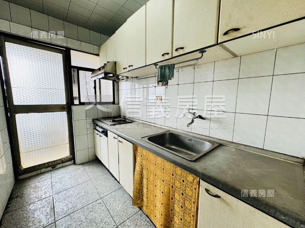 捷運百貨商圈低總電梯３房房屋室內格局與周邊環境