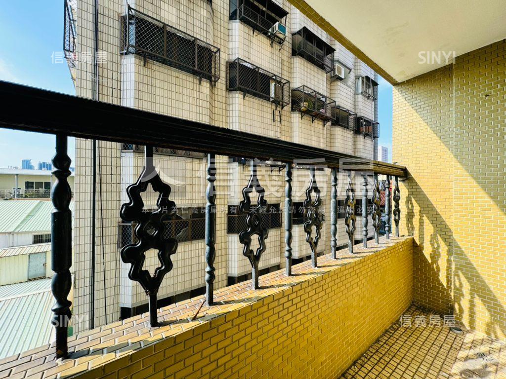 捷運百貨商圈低總電梯３房房屋室內格局與周邊環境