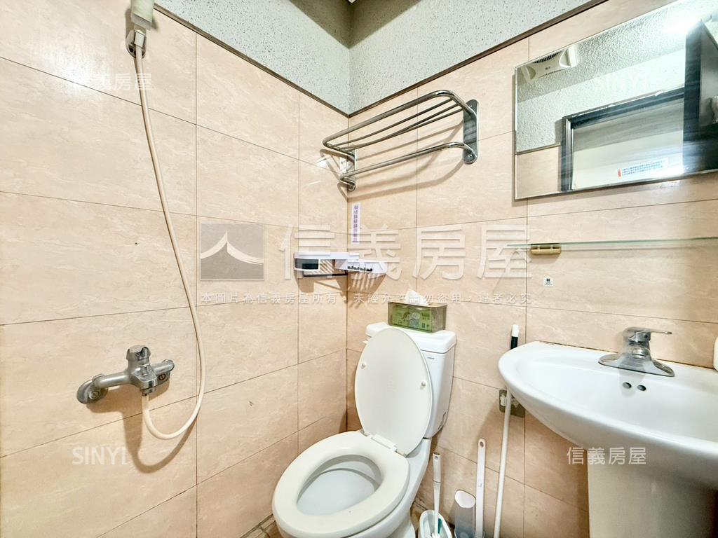 近中國醫商圈１５套金雞母房屋室內格局與周邊環境