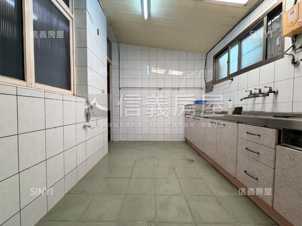 光影流轉｜溫馨採光透天房屋室內格局與周邊環境