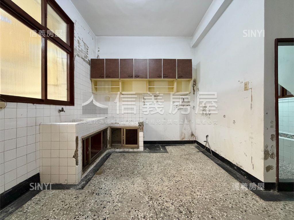 光影流轉｜溫馨採光透天房屋室內格局與周邊環境