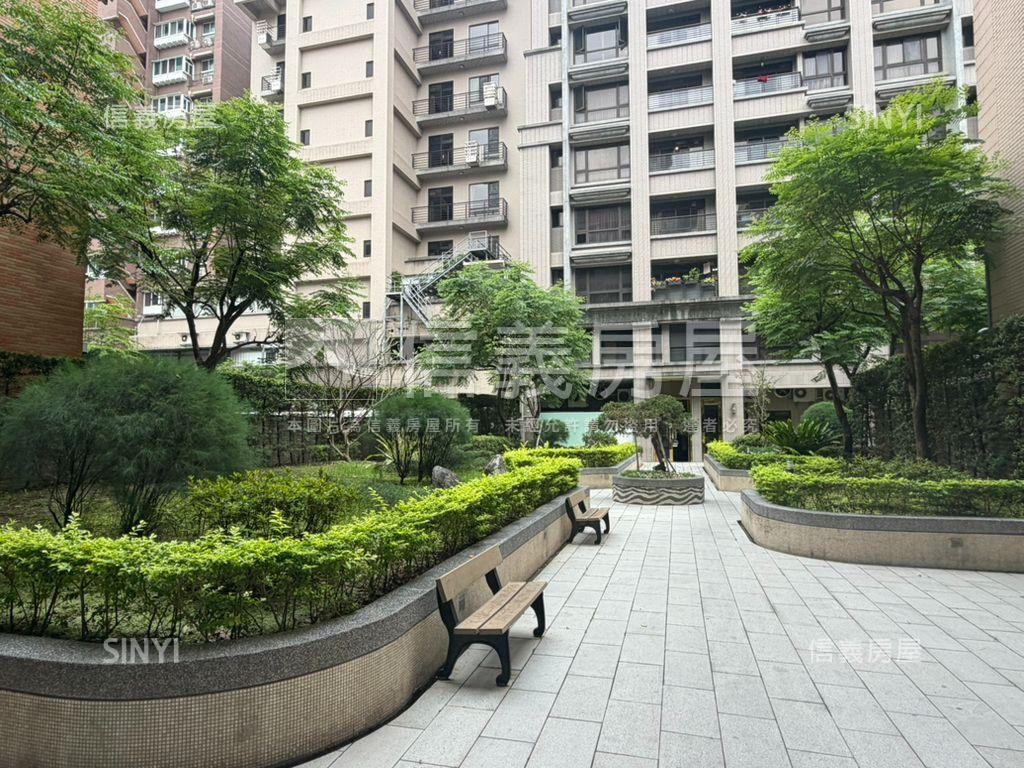 重劃區屋齡１０年三房車位房屋室內格局與周邊環境
