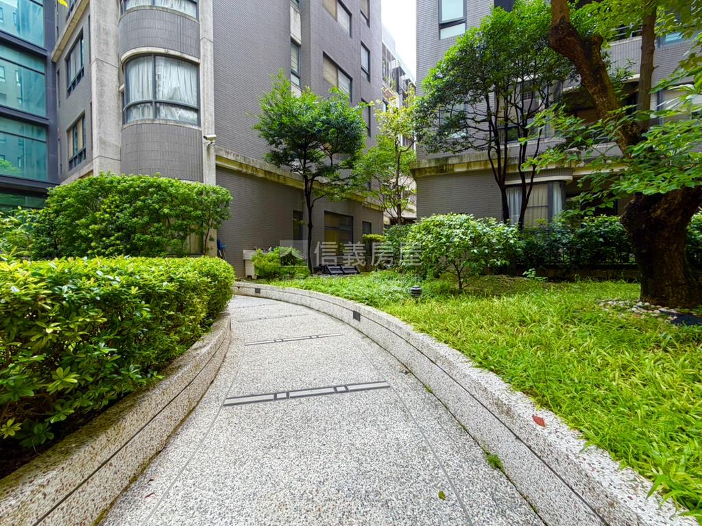 帥近捷運站四房平車品味房房屋室內格局與周邊環境