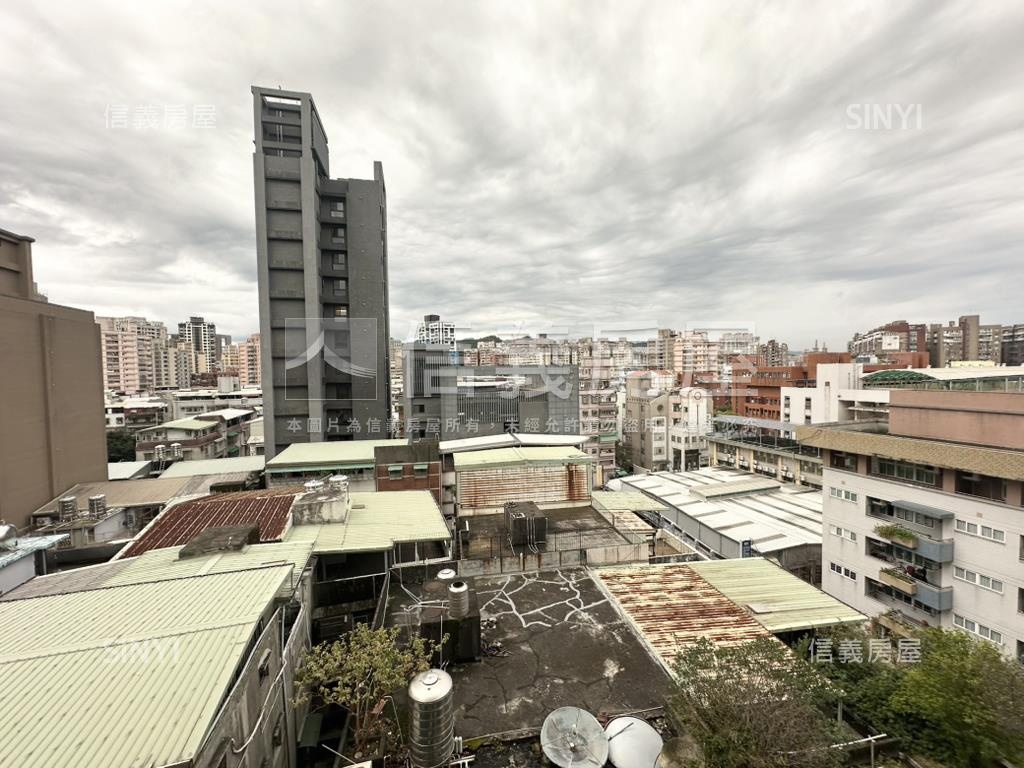 近中和國小Ｃ２２美裝潢房屋室內格局與周邊環境