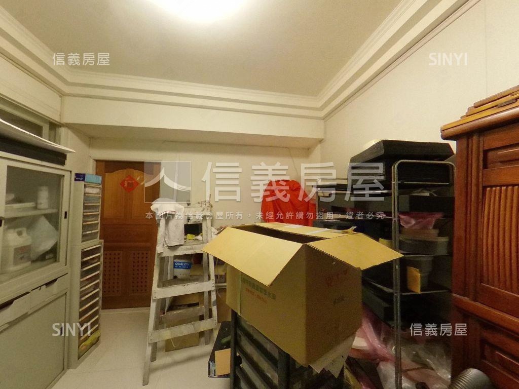 近遠東世紀廣場一樓雙併房屋室內格局與周邊環境