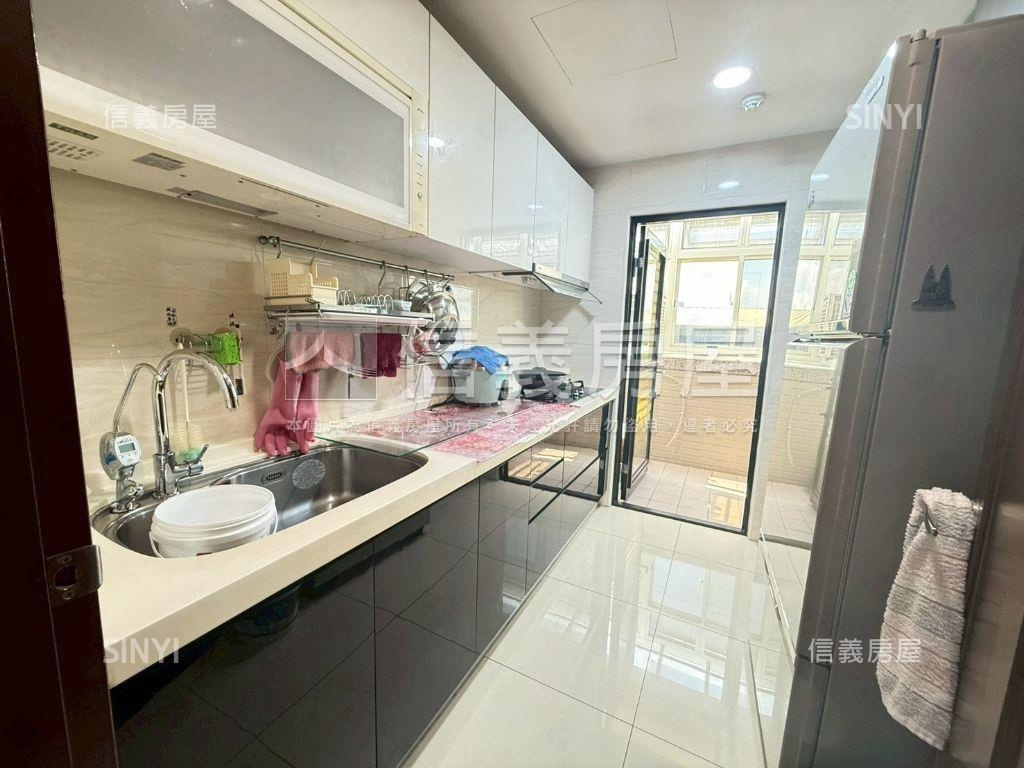 豐富家裝潢美三房車位房屋室內格局與周邊環境