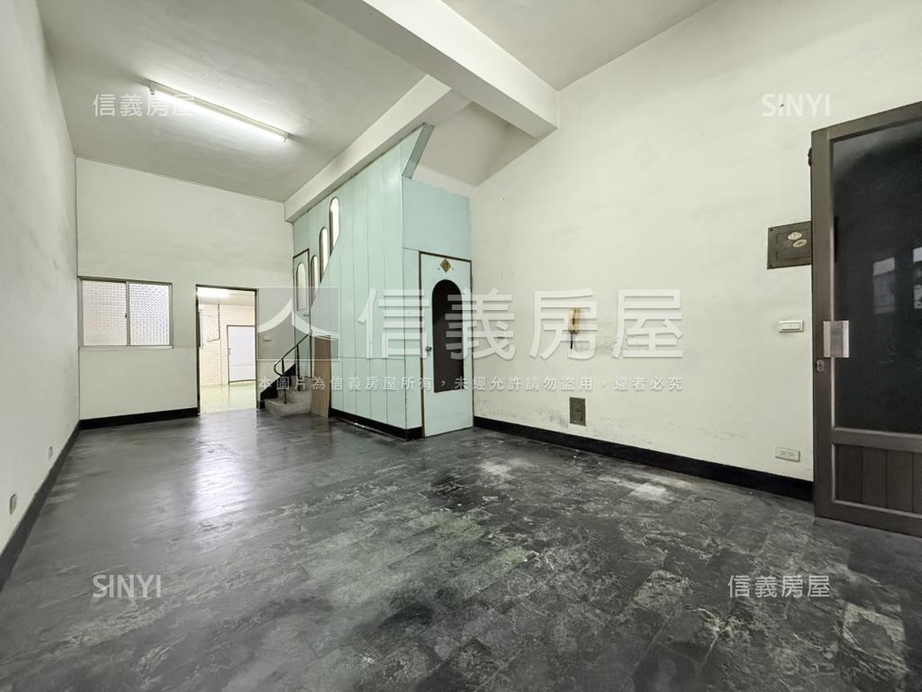 五甲商圈近家樂福正街透天房屋室內格局與周邊環境