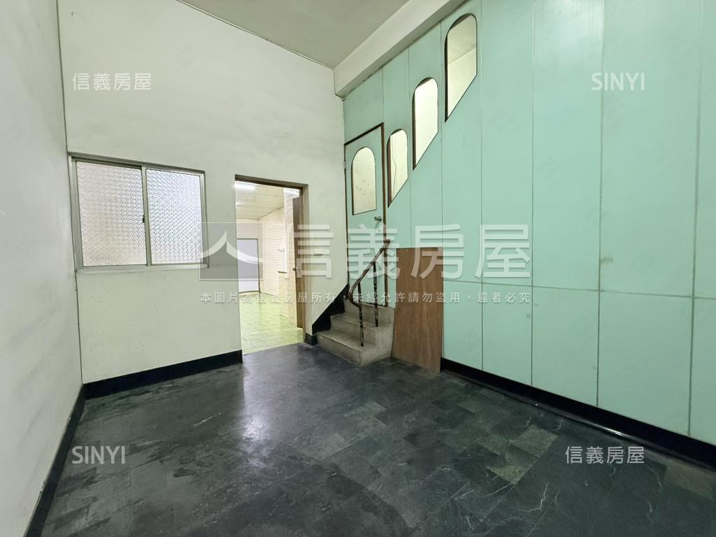 五甲商圈近家樂福正街透天房屋室內格局與周邊環境