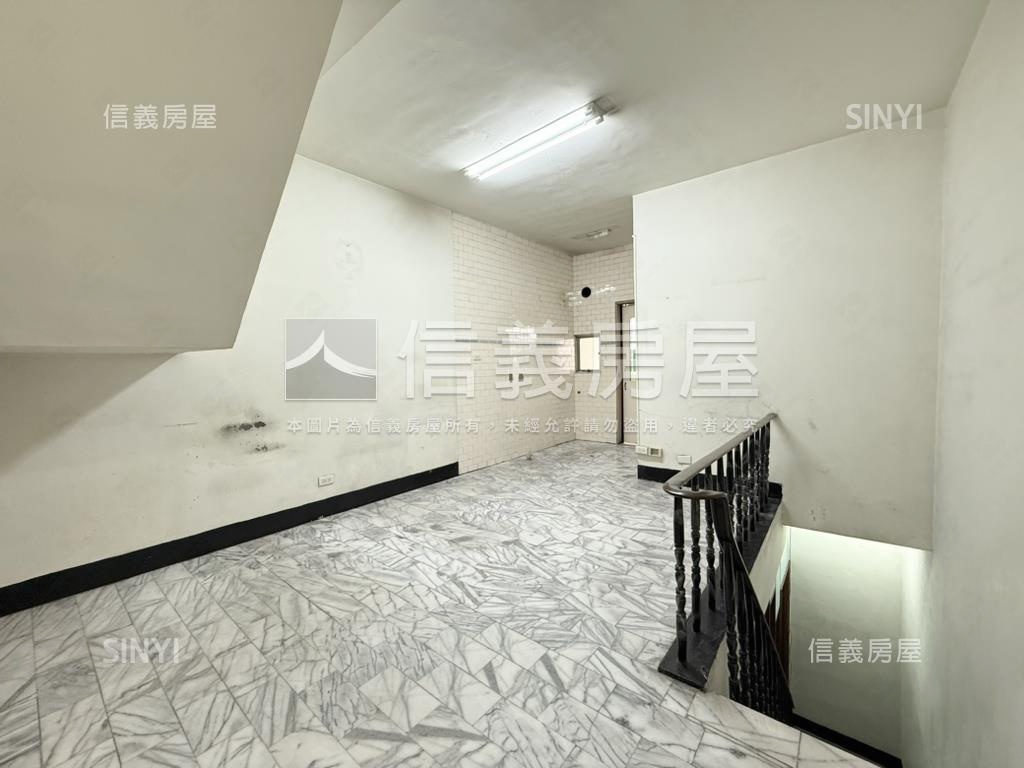 五甲商圈近家樂福正街透天房屋室內格局與周邊環境