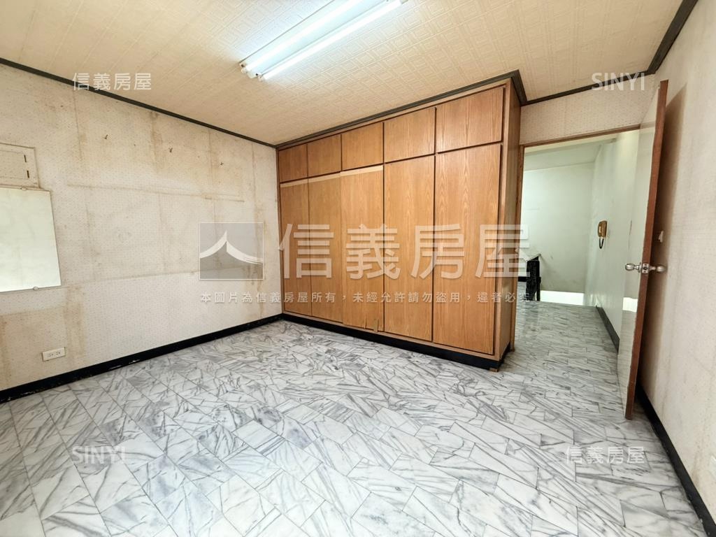 五甲商圈近家樂福正街透天房屋室內格局與周邊環境
